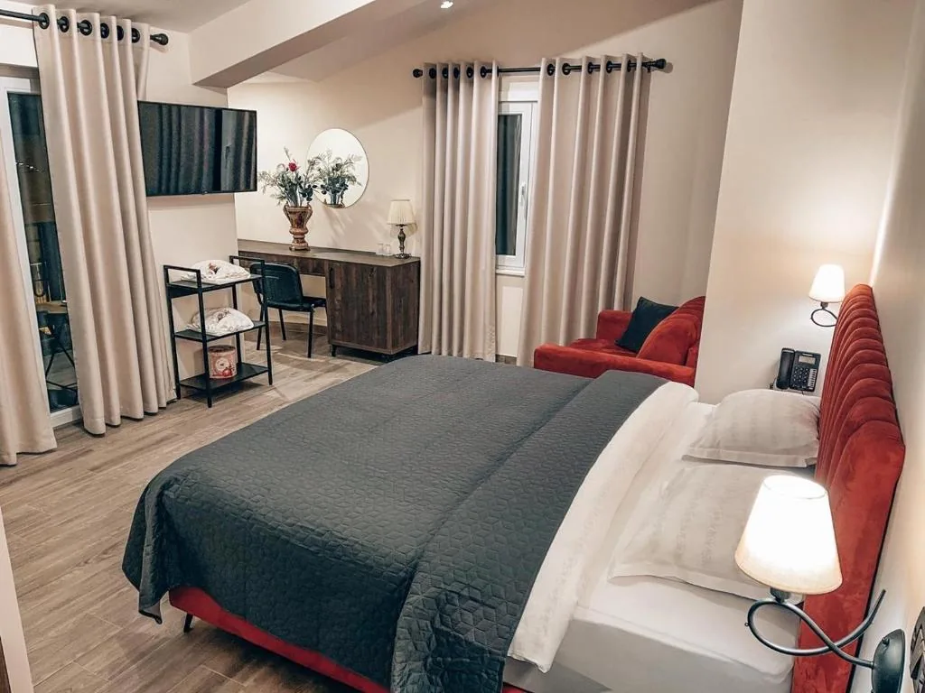 Deluxe Double Room with Balcony — Venis Hotel